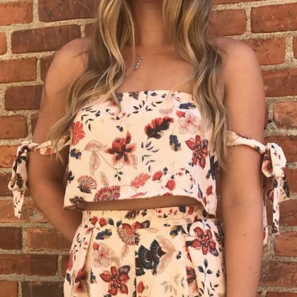 Necessary Clothing Tops - NWT Cute ivory floral shoulder tie crop top